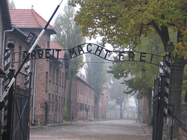 02-Arbeit macht Frei. Není co dodat