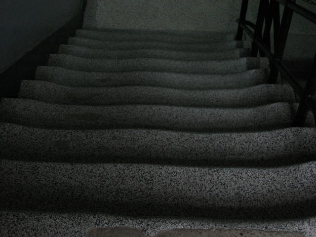 Schody. Nejsou moc zajímavé. Jen vyšlapané