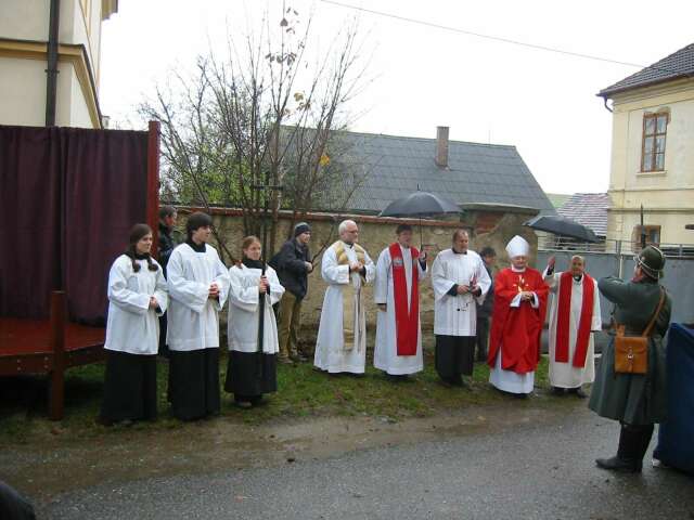 Mons. Karel Herbst v doprovodu duchovních Mons. Karel Herbst v doprovodu duchovních